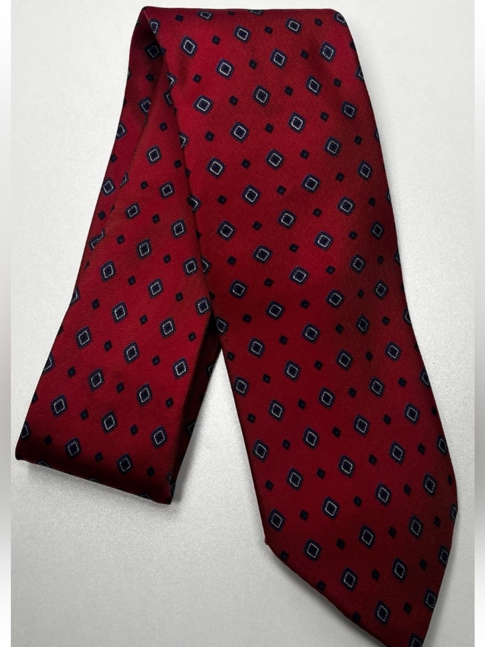 Christian Dior Mens Classic Burgundy Geometric 100% Silk Tie woven in Italy